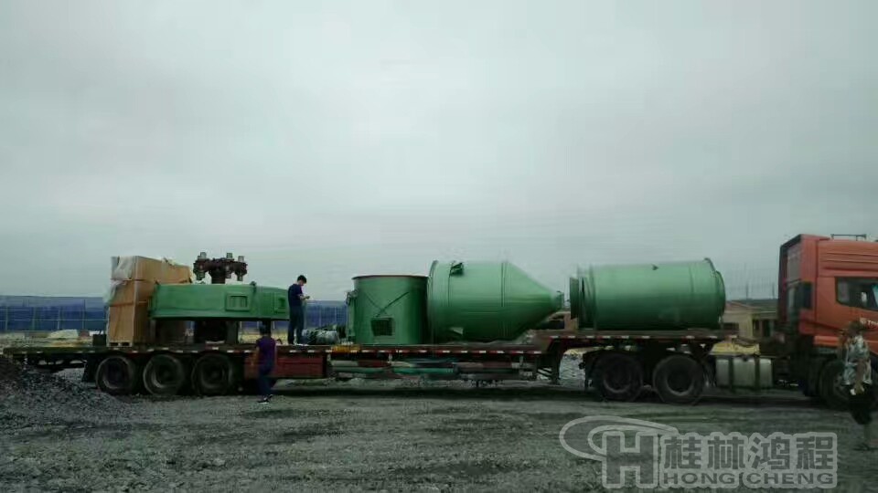 桂林鸿程磨粉机装车发往客户现场