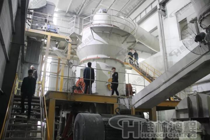 图：与会人员参观鸿程车间并针对氢氧化钙生产线展开探讨