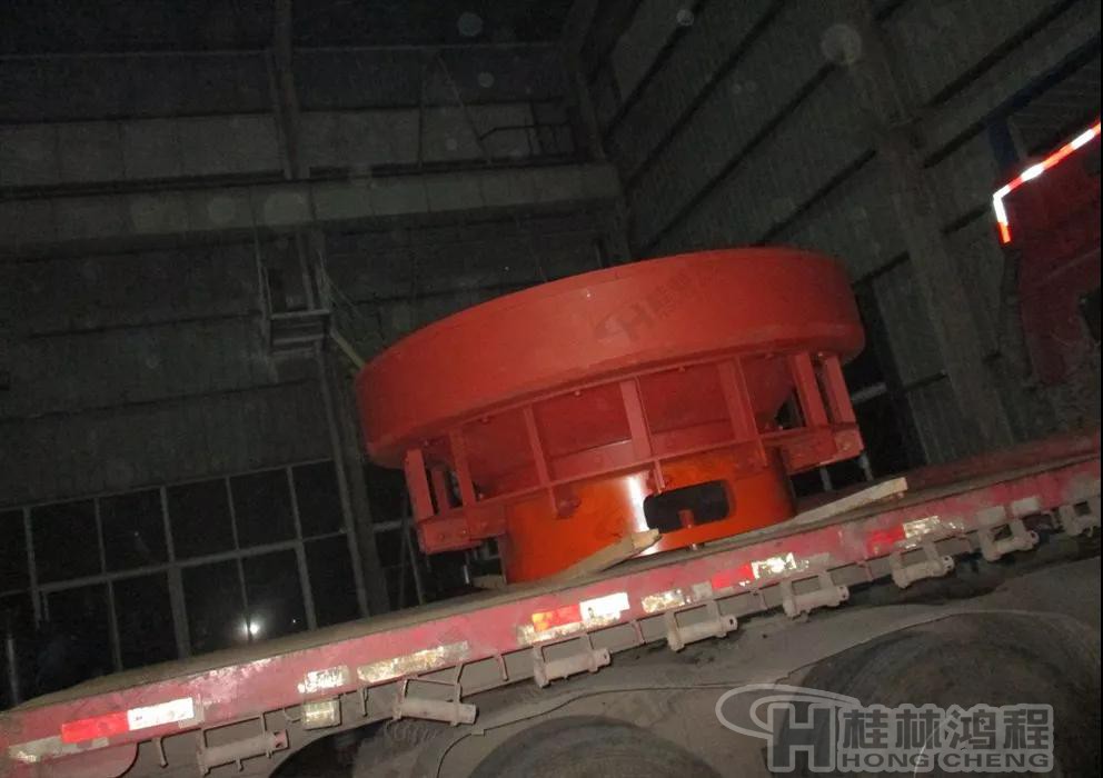 HLMX1700超细立磨发货现场-超细立磨机大磨辊装车