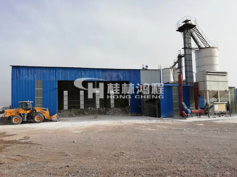 食用石膏粉磨机 HCQ雷蒙磨粉机 鸿程新疆石膏粉生产线厂房外景 食用石膏粉磨机 HCQ1500雷蒙磨粉机 鸿程新疆石膏粉生产线