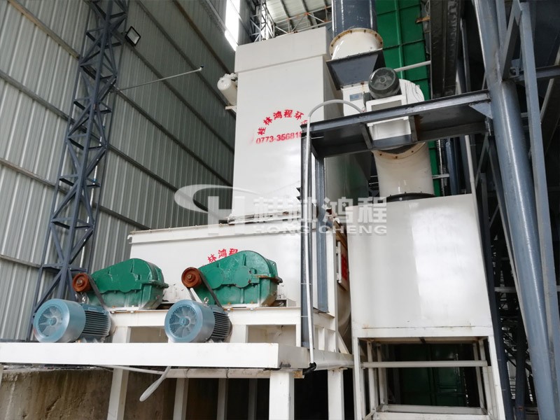 广西平南某熟石灰加工厂HCQ1500新型熟石灰磨粉机生产线现场 广西平南某熟石灰加工厂HCQ1500新型熟石灰磨粉机生产线现场