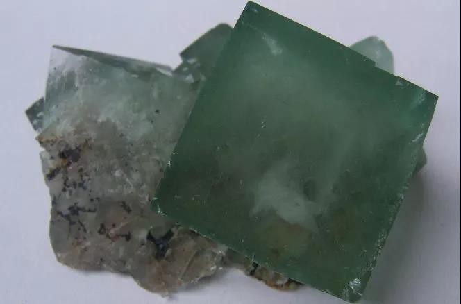 江西发现省内萤石矿储量超500万吨 江西发现省内萤石矿储量超500万吨