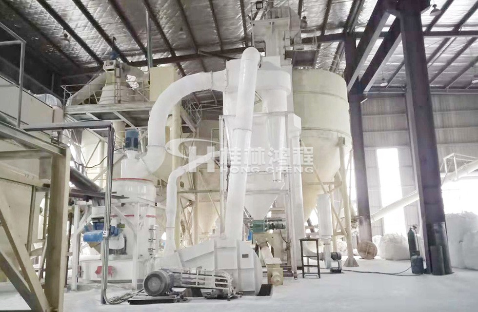 1545013078946903.jpg 桂林鸿程氧化钙磨粉设备325目时产4吨江苏雷蒙磨粉机生产线客户现场图