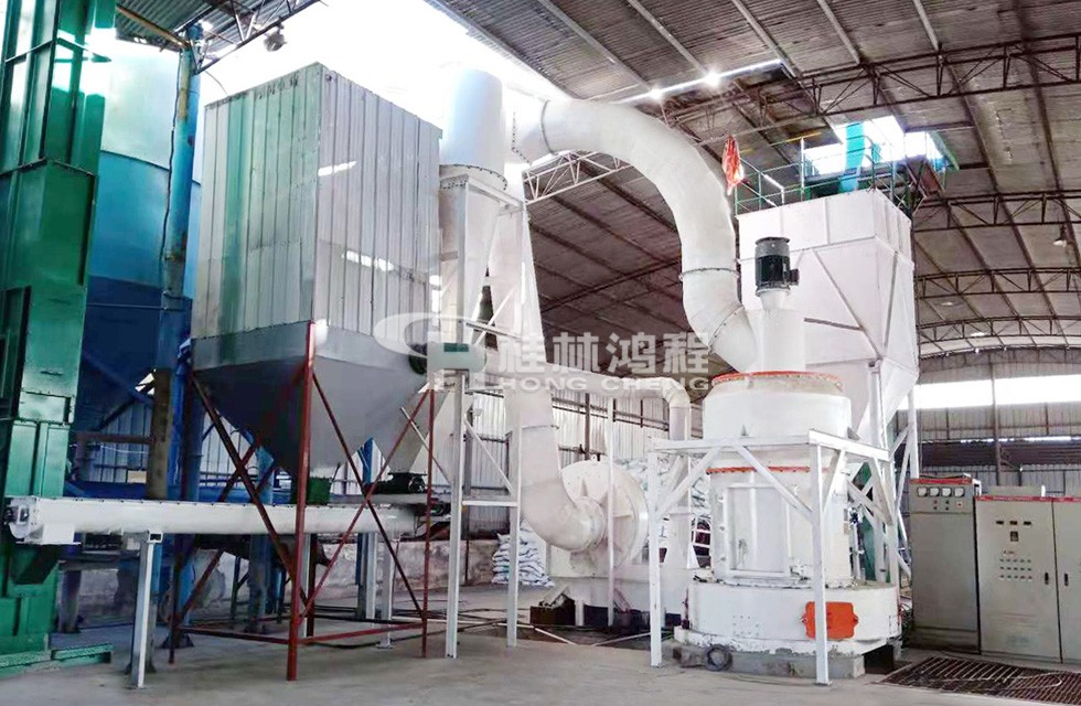 甘肃某脱硫剂厂家购买的桂林鸿程250目雷蒙磨粉机生产线现场 HCQ1500甘肃某脱硫剂厂家购买的桂林鸿程250目雷蒙磨粉机生产线现场