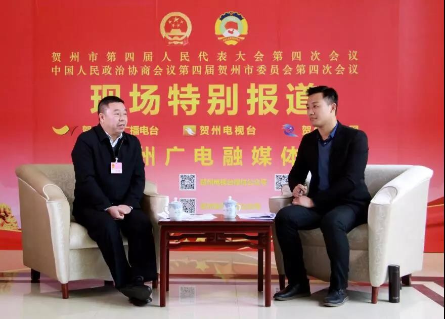 贺州市旺高工业园区管委会主任邹雪群(左一)接受采访 贺州市旺高工业园区管委会主任邹雪群(左一)接受采访