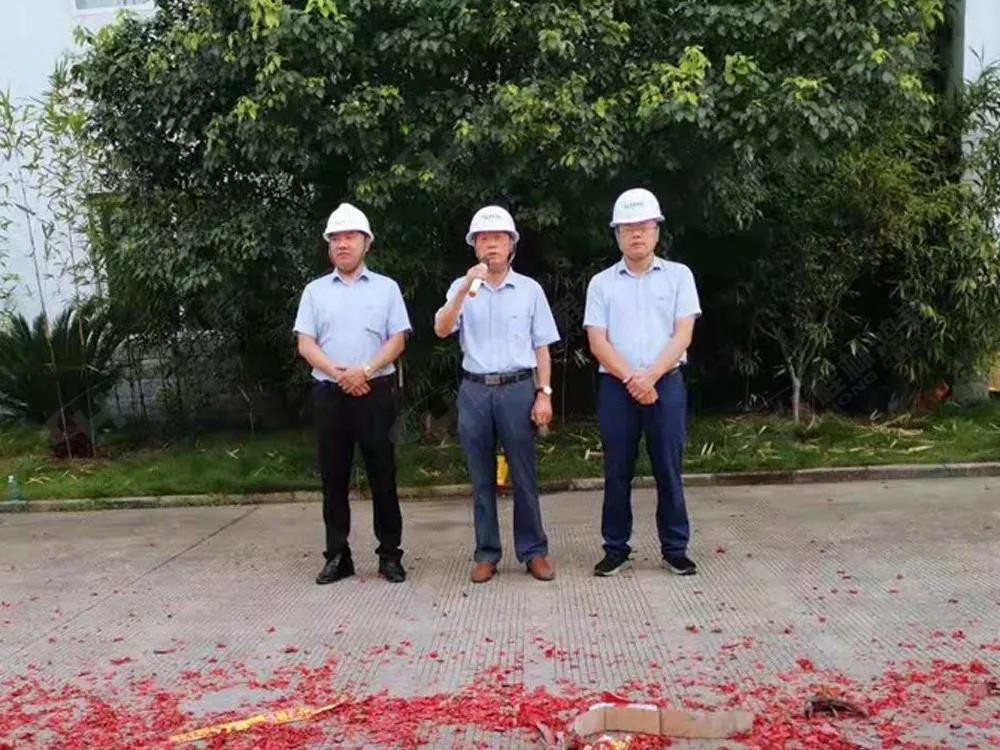 桂林鸿程董事长容平勋发表致辞桂林鸿程机电设备有限公司厂区2#生产厂房开工大吉！