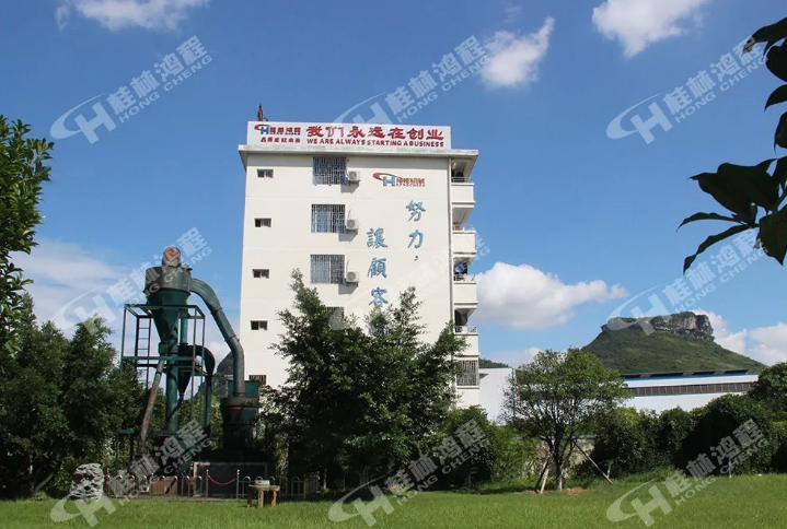 小型矿石磨粉机在哪里能买到？ 到桂林鸿程磨粉机生产基地