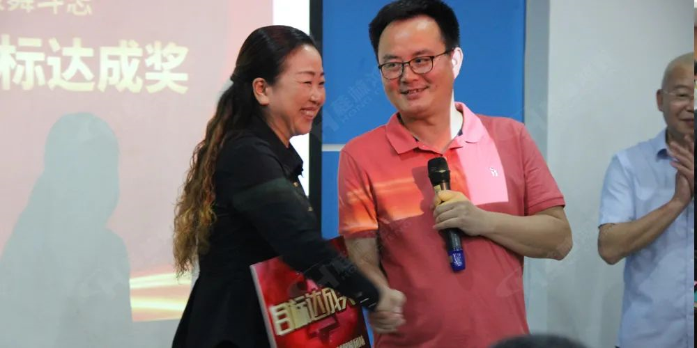 大型磨粉机厂家桂林鸿程林均总经理给梁英总监颁发目标达成奖