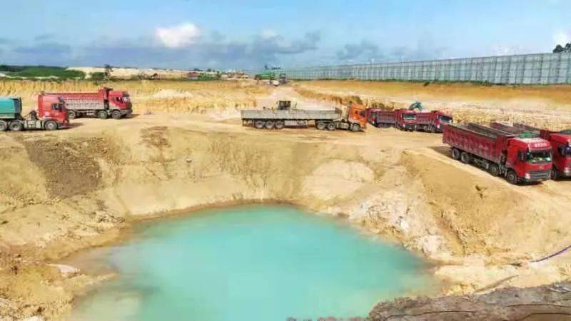 广西铁山港40多人偷盗石英砂