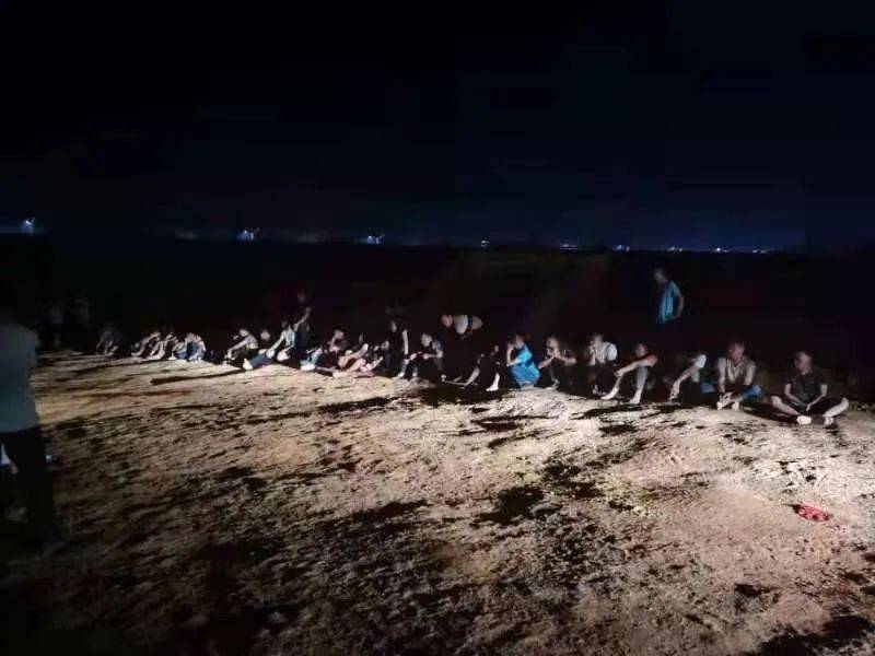 广西铁山港40多人偷盗石英砂