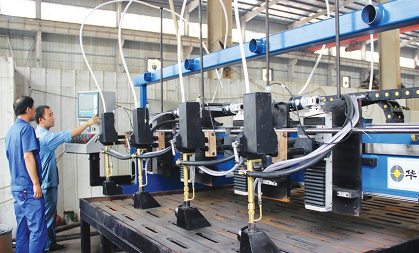 桂林鸿程耐磨车间的4枪头复合耐磨板堆焊专机