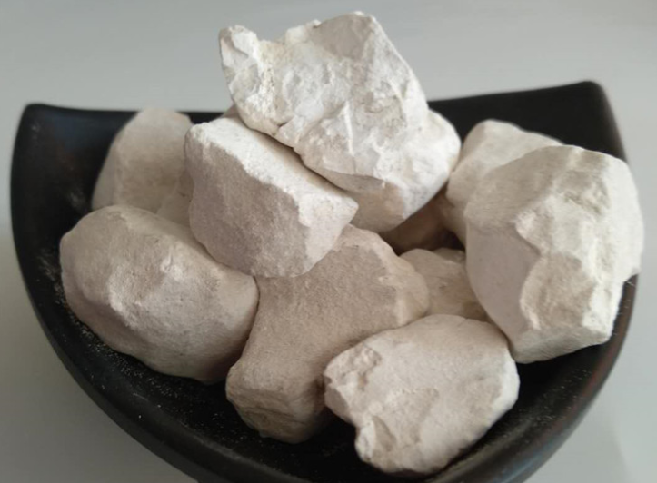 生石灰烧完还要磨粉吗？生石灰块磨粉机