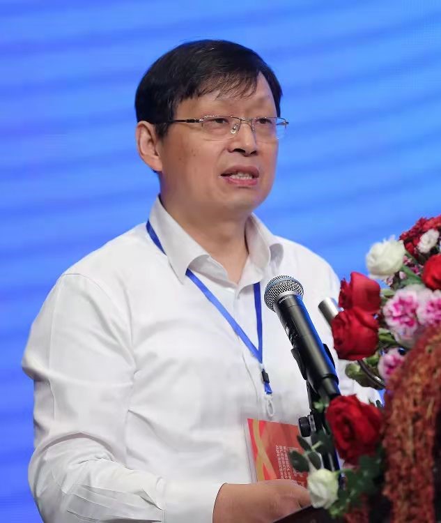 广西大学校长助理、广西碳酸钙产业化工程院常务副院长、广西碳酸钙行业协会会长童张法图片来源：广西碳酸钙产业化工程院